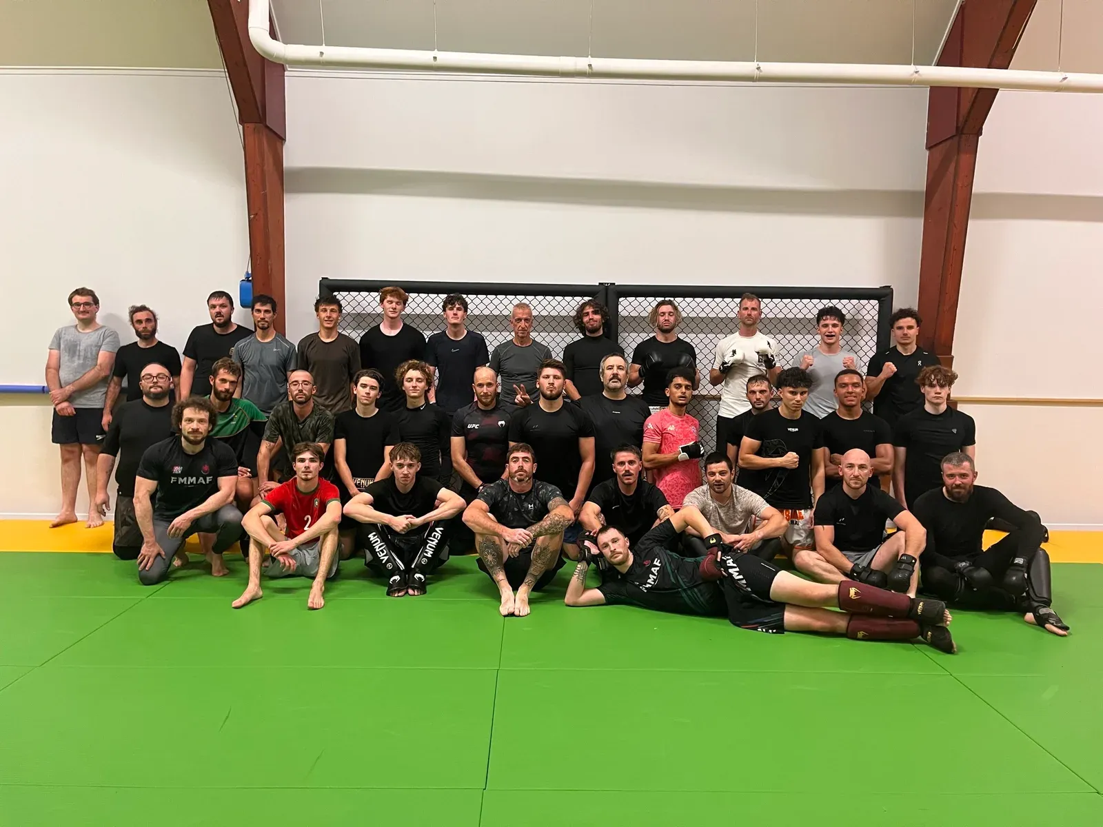 Les licenciés et coachs du club SLAMM réunis sur le tatami à Saint-Lunaire